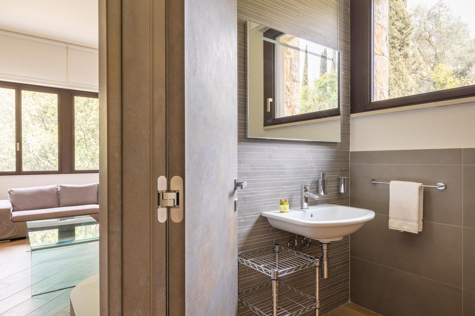 Exclusive Perugia Getaway - Apartments With Shared Pool & Parking Экстерьер фото